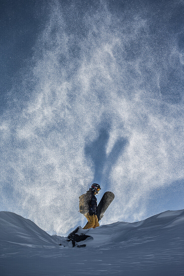 Junge Snowboarderin steht auf einem Berg, Pitztal, Tirol, Österreich