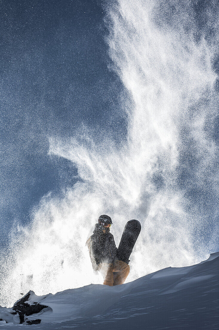 Junge Snowboarderin steht auf einem Berg, Pitztal, Tirol, Österreich