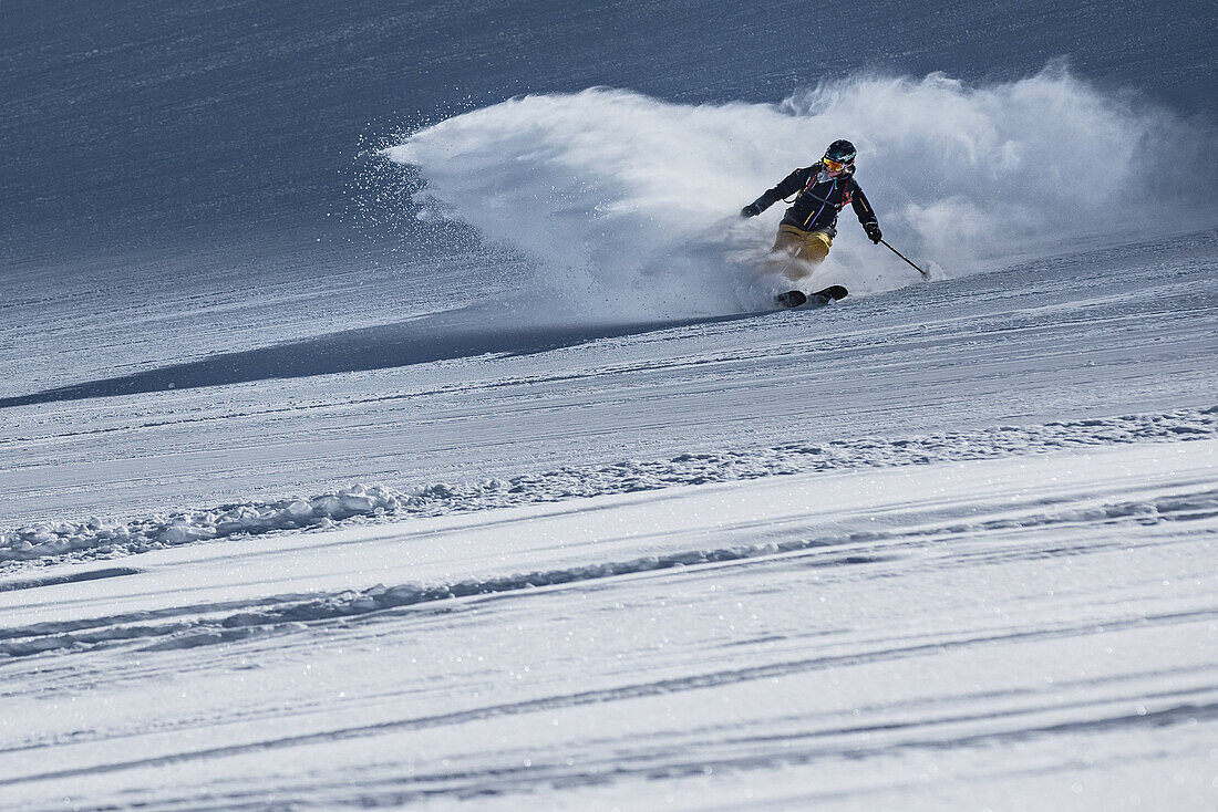 Junge Freeskierin fährt im Tiefschnee in den Bergen, Pitztal, Tirol, Österreich