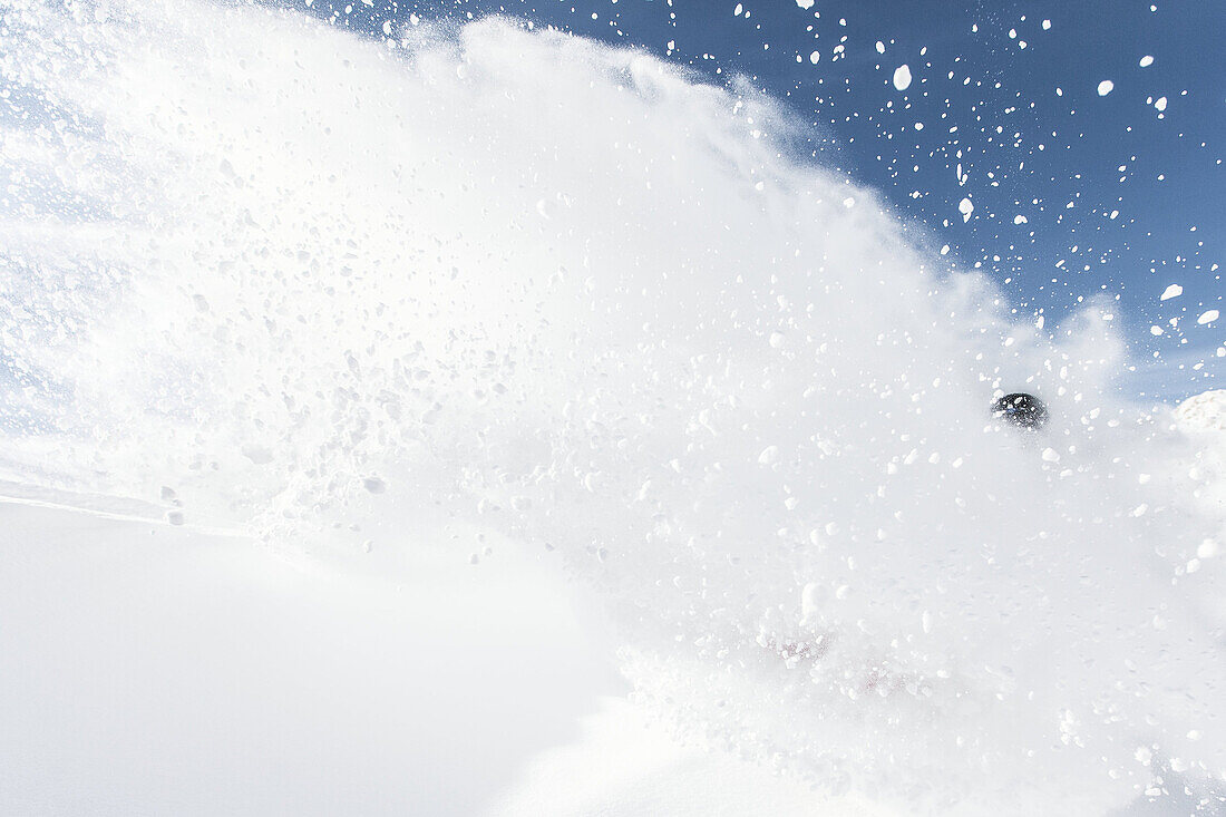 Wintersportler macht eine Kurve im Tiefschnee, Pitztal, Tirol, Österreich
