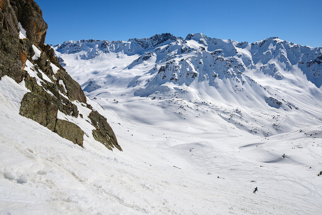 Abfahrt zur Grialetschscharte, Gipfel im Hintergrund von links nach rechts: Piz Vadret, Piz Grialetsch, Scalettahorn, Graubünden, Schweiz, Europa