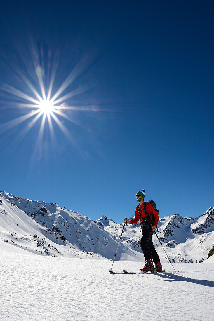 Mann auf Skitourenski, Graubünden, Schweiz, Europa