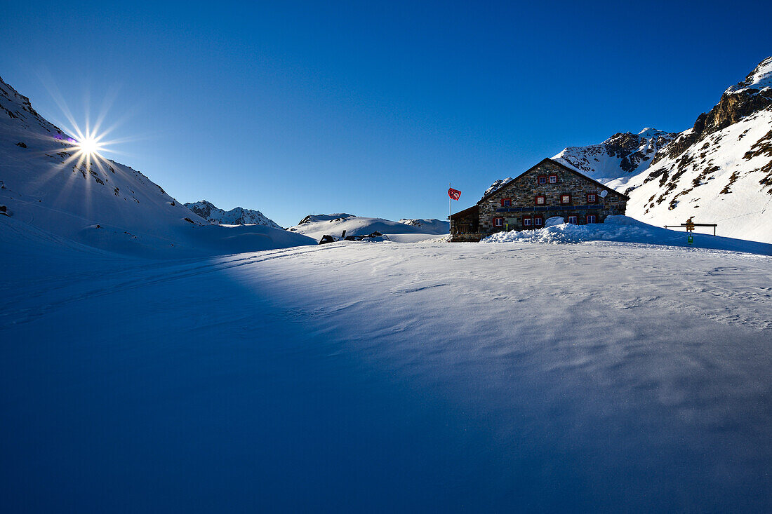 Grialetschhütte (2542 m), im Hintergrund Piz Radönt, Graubünden, Schweiz, Europa