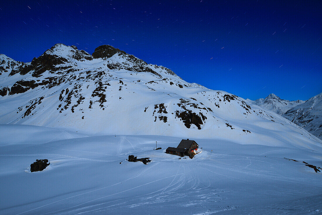 Grialetsch hut (2542 m), with Piz Radoent (left hand) and Piz Linard (right hand), Grisons, Switzerland, Europe