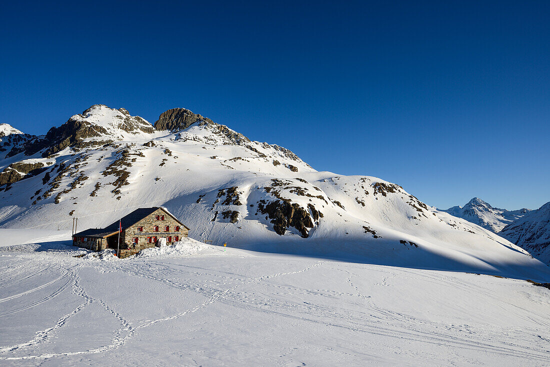 Sonnenaufgang an der Grialetschhütte mit dem Piz Radönt (3065 m) darüber, rechts im Bild Piz Linard, Graubünden, Schweiz, Europa