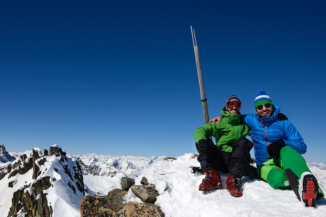 Zwei Bersteiger am Gipfel des Piz Sarsura (3178 m), Graubünden, Schweiz, Europa
