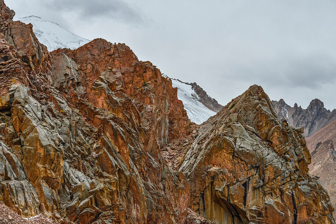 Felsformationen am Tujuksu Gletscher, Peak Lokomotiv, Sailiski Alatau, Nationalpark Ile Alatau, Region Almaty, Kasachstan, Zentralasien, Asien