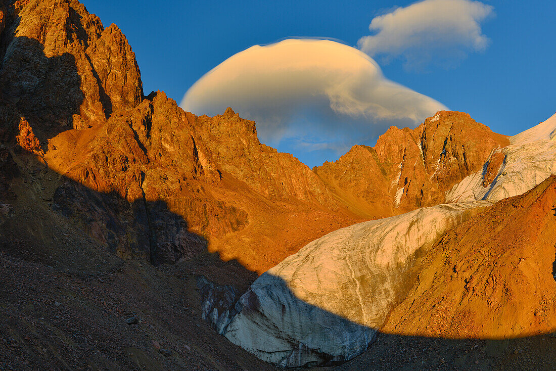 Lenticulariswolken bilden sich über dem Manschuk Gletscher im Abendlicht, Sailiski Alatau, Nationalpark Ile Alatau, Region Almaty, Kasachstan, Zentralasien, Asien