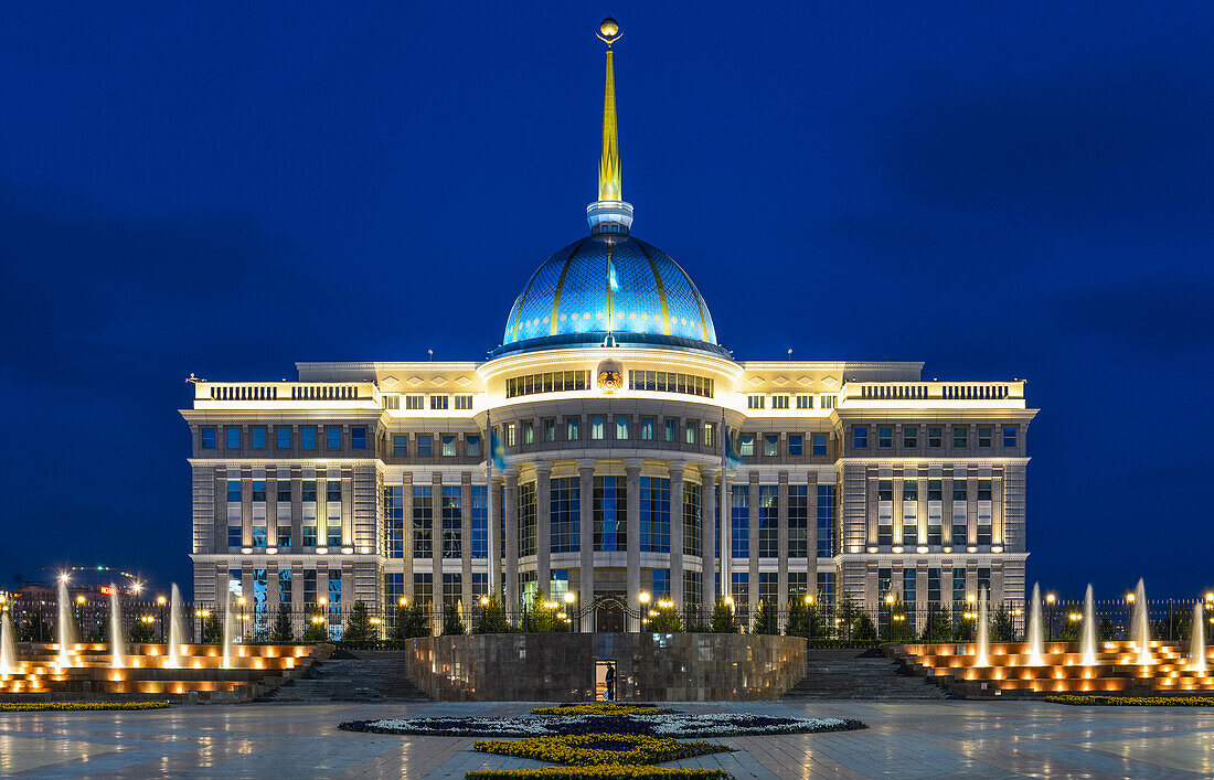 Ak Orda President Palace of Nursultan Nasarbajew at night, Nurzhol Boulevard, City center, Kazakhstan, Central Asia, Asia