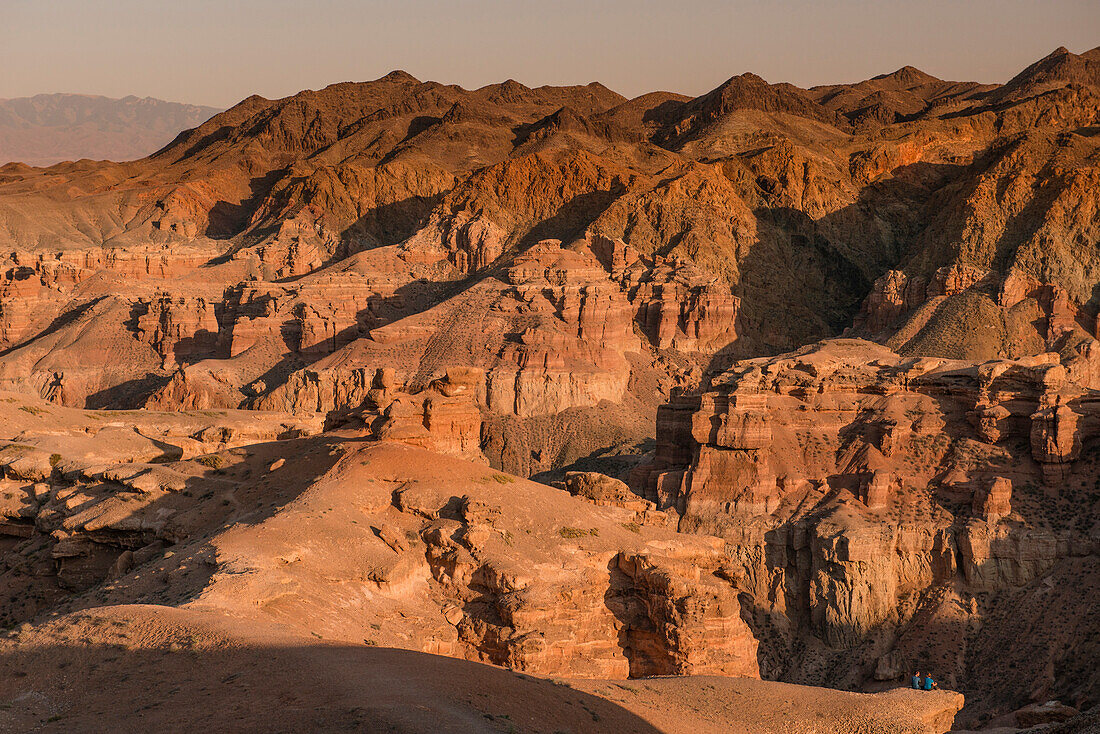 Junges Paar genießt Aussicht im Scharyn Canyon, Tal der Schlösser, Scharyn Nationalpark, Region Almaty, Kasachstan, Zentralasien, Asien