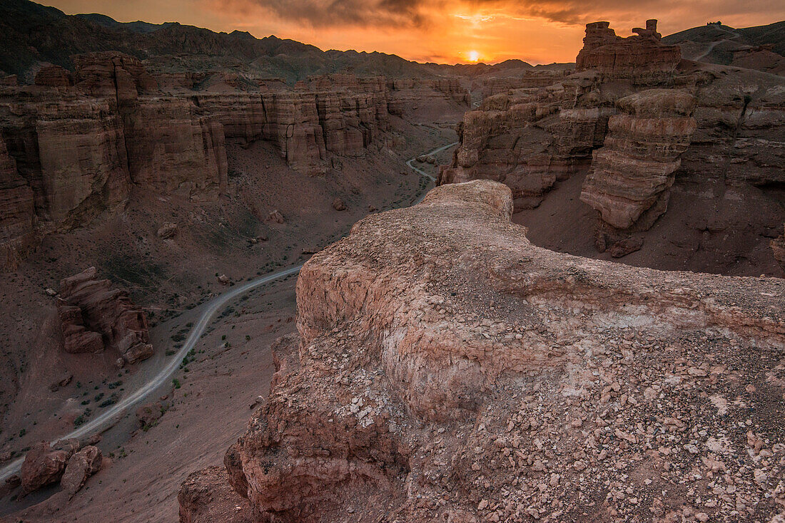 Sonnenuntergang im Scharyn Canyon, Piste durch Tal der Schlösser, Scharyn Nationalpark, Region Almaty, Kasachstan, Zentralasien, Asien