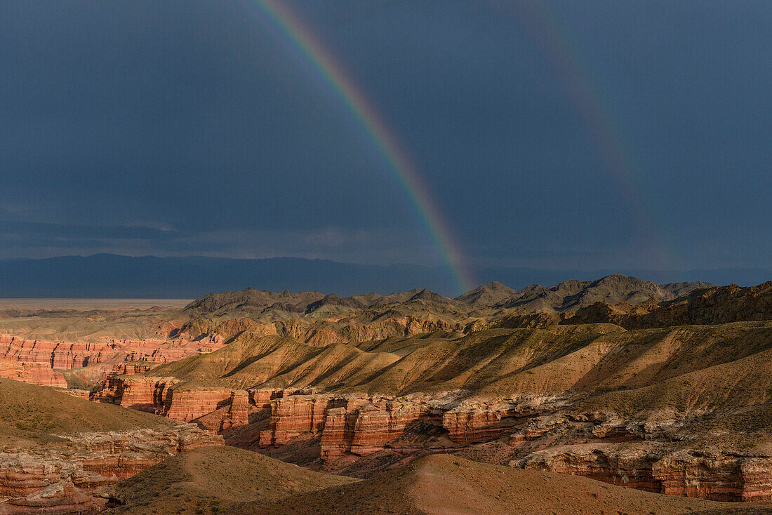 Regenbogen über Scharyn Canyon, Tal der Schlösser, Scharyn Nationalpark, Region Almaty, Kasachstan, Zentralasien, Asien
