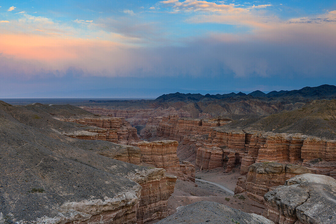 Abendliche Wolken über Scharyn Canyon, Tal der Schlösser, Scharyn Nationalpark, Region Almaty, Kasachstan, Zentralasien, Asien