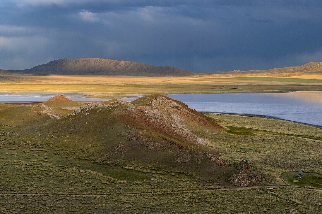 camping with tent and jeep in the steppe, Tuzkoel Salt Lake, Tuzkol, Tien Shan, Tian Shan, Almaty region, Kazakhstan, Central Asia, Asia