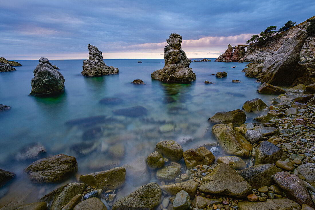 Felsen am Strand von Cala del frares, Sa Caleta, Mittelmeer, Lloret de Mar, Costa Brava, Katalonien, Spanien