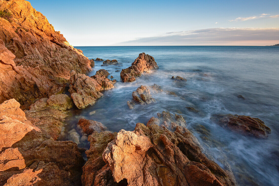 Sonnenuntergang an Felsen am Strand von Cap Roig zwischen Platja d´Aro und Palamos, Mittelmeer, Costa Brava, Katalonien, Spanien