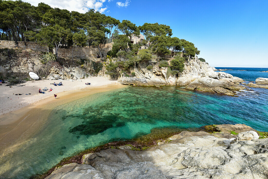 Felsiger Strand auf dem Wanderweg zwischen Platja d´Aro, Calonge und Palamos, Mittelmeer, Costa Brava, Katalonien, Spanien