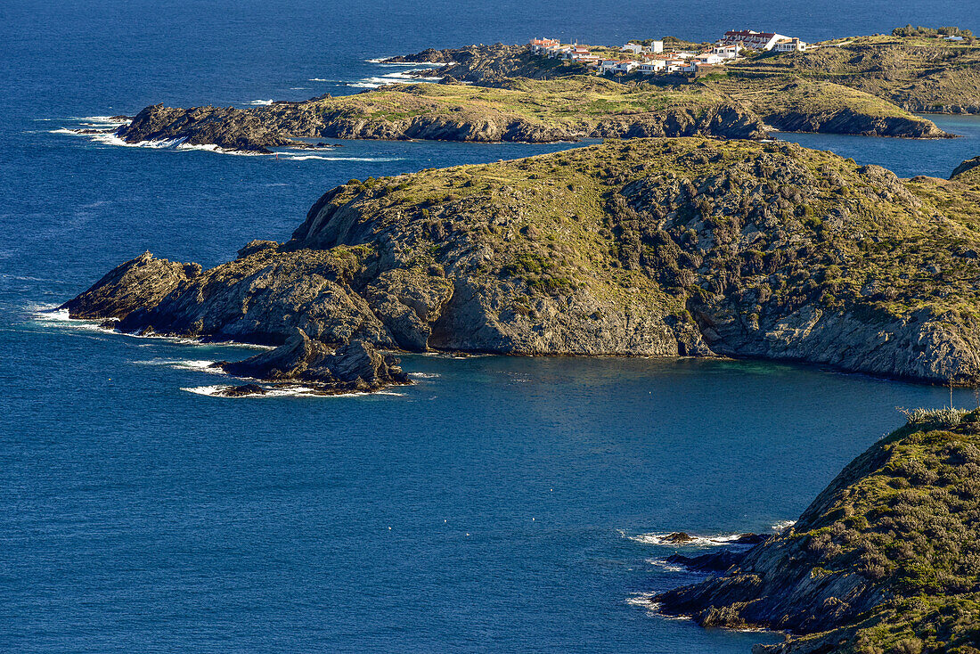Blick vom Cap de Creus (Cabo de Creus) auf Port Lligat, Cadaques, Mittelmeer, Costa Brava, Katalonien, Spanien