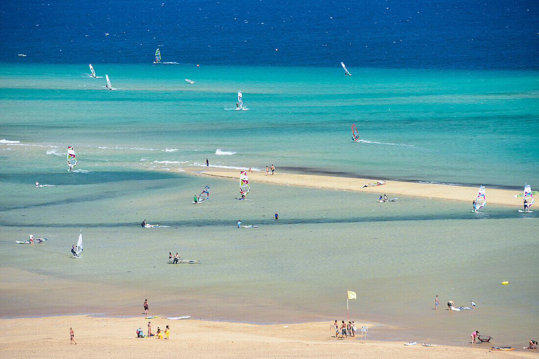 Surfer und Badeurlauber am Strand, Playas de Sotavento de Jandia, Risco del Paso, Fuerteventura, Kanaren, Kanarische Inseln, Spanien