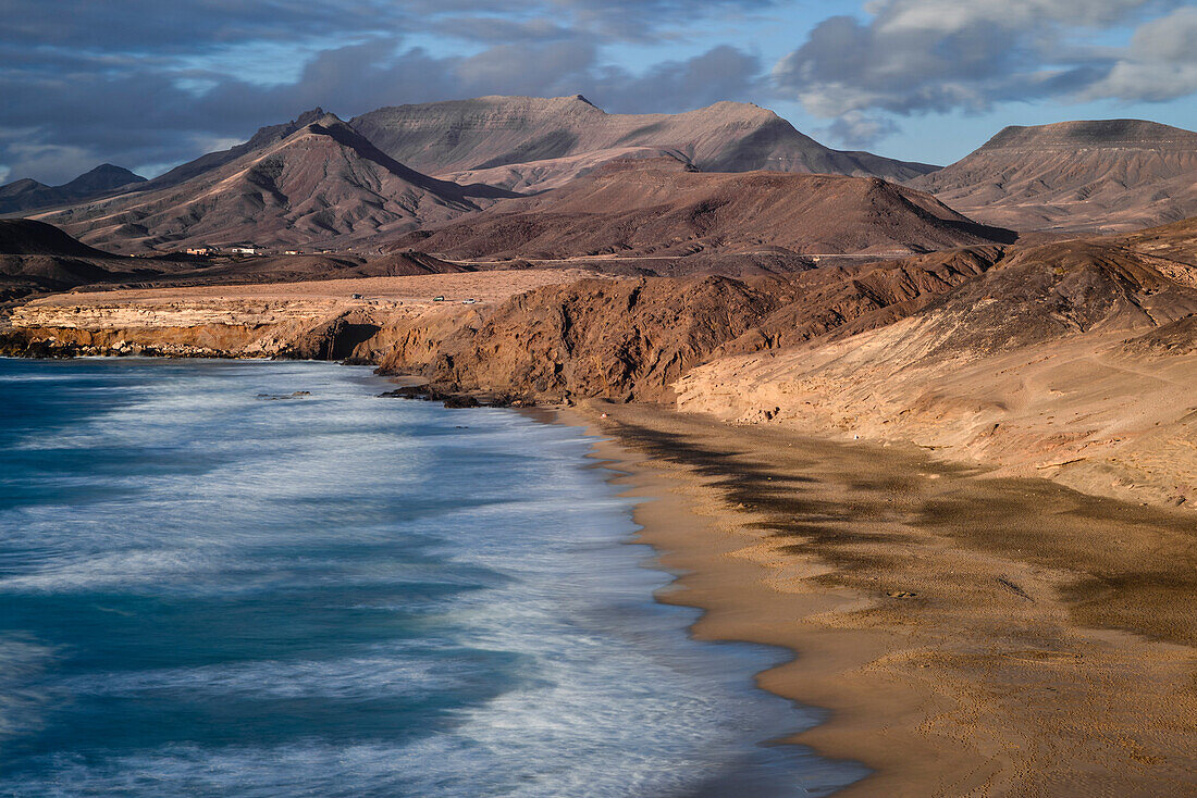 Cliffs, beach and waves at La Pared, Playa del viejo rey, La Pared, Istmo de la Pared, Fuerteventura, Canary Islands, Spain