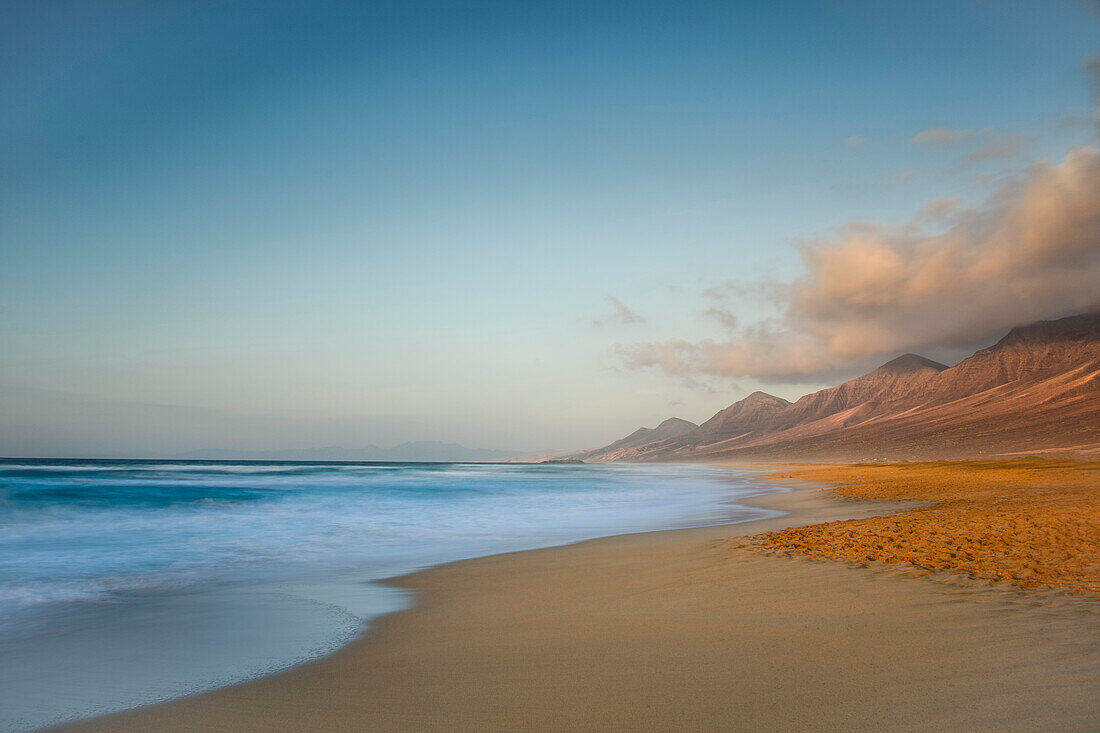 Mountain range and golden beach, Playa de Cofete, Barlovento, Halbinsel Jandia, Parque Natural de Jandia, Fuerteventura, Canary Islands, Spain