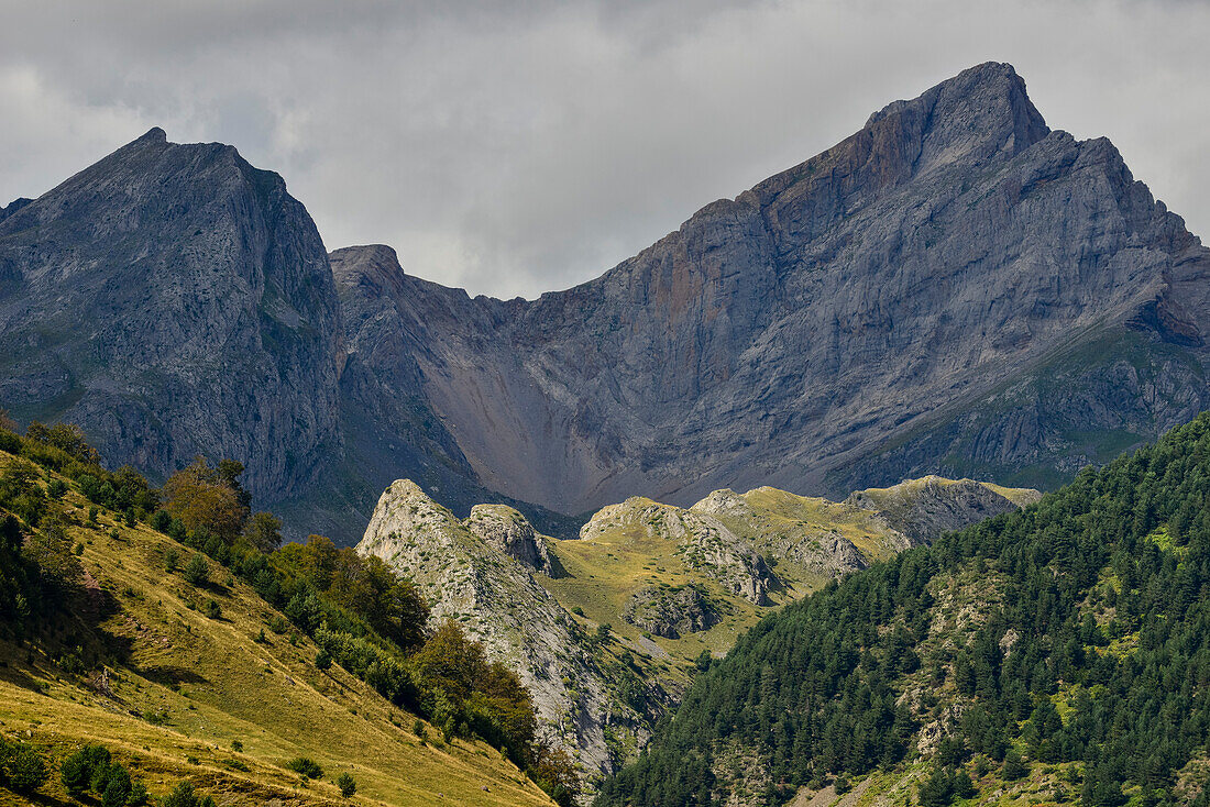 Berglandschaft, Valle de Hecho, Parque Valles Occidentales, Pyrenäaen, Provinz Huesca, Aragon, Aragonien, Nordspanien, Spanien