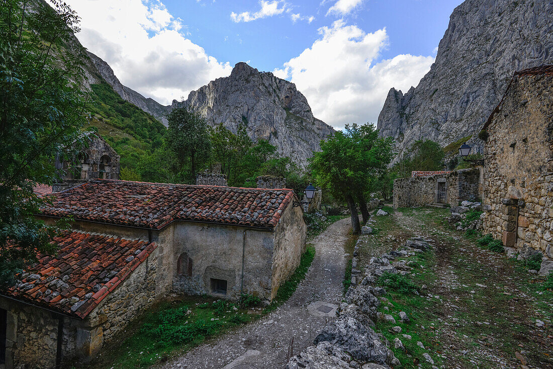 Bergdorf Bulnes, Cabrales, Gebirge Parque Nacional de los Picos de Europa, Asturien, Asturias, Spanien