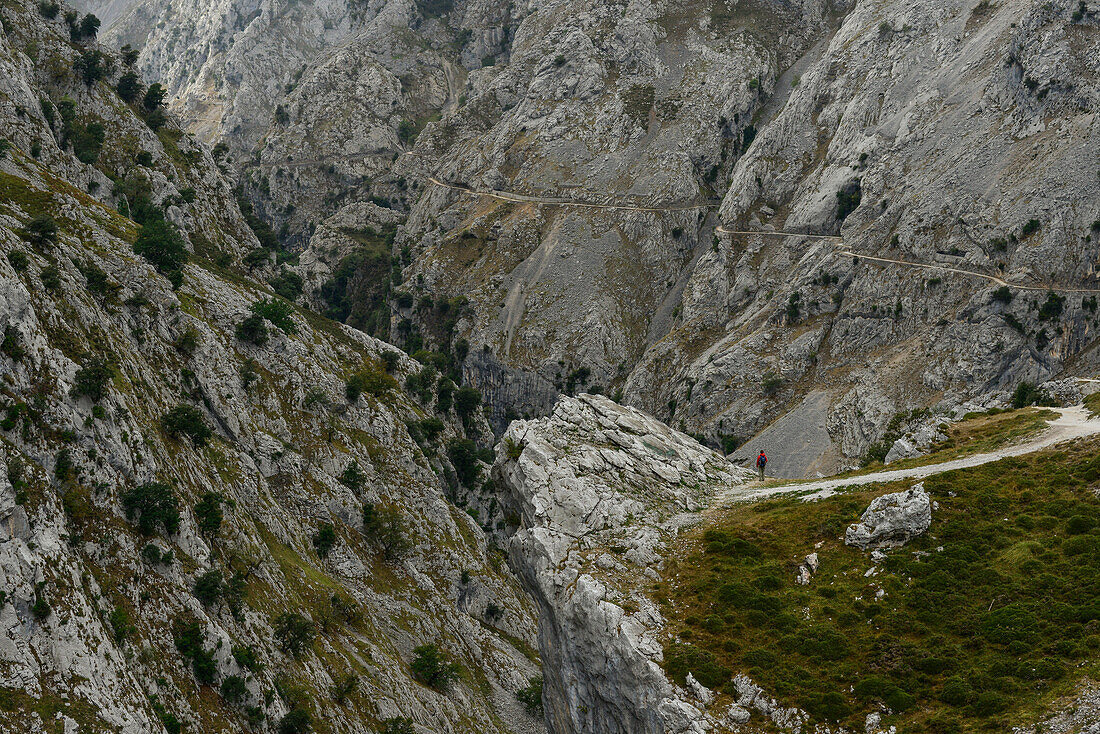 Junge Frau am Wanderweg Ruta del Cares zwischen Bulnes und Poncebos, Cabrales, Gebirge Parque Nacional de los Picos de Europa, Asturien, Asturias, Spanien