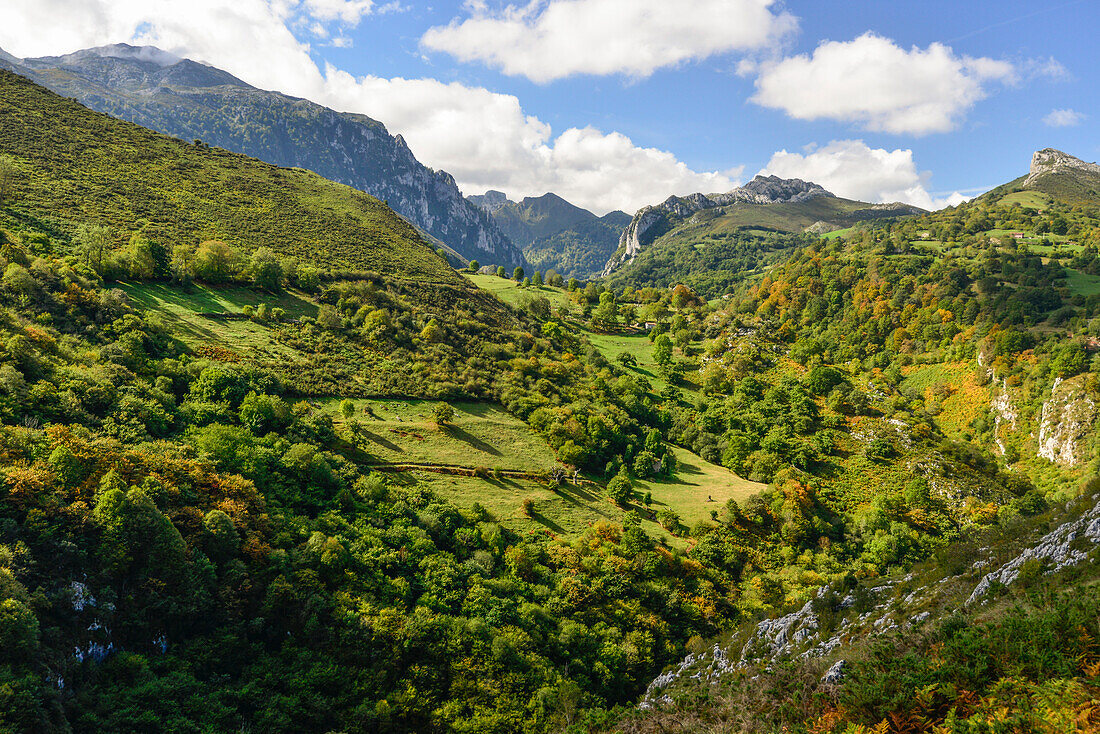 Ausblick auf die Bergkulisse nahe Asiego de Cabrale, Gebirge Parque Nacional de los Picos de Europa, Asturien, Asturias, Spanien