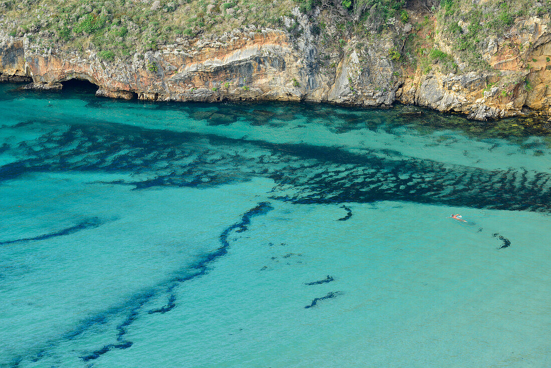 Mann schwimmt im Meer, Strand Playa de Torimbia, Niembro, Barro, Golf von Biskaya, Costa Verde, Asturien, Spanien