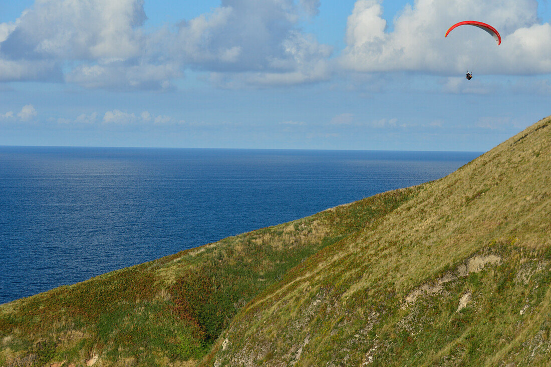 Paragliding, Gleitschirm über Strand Playa de Torimbia, Niembro, Barro, Golf von Biskaya, Costa Verde, Asturien, Spanien