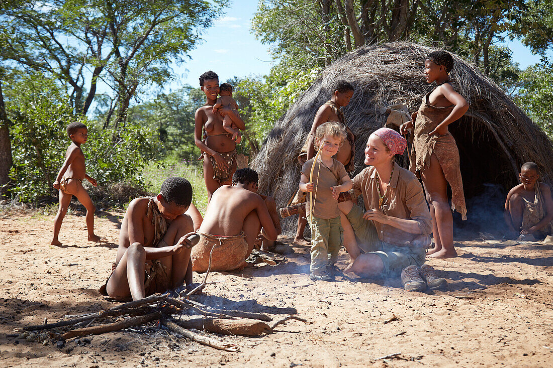Touristen im Dorf der San, Khaudum, Namibia