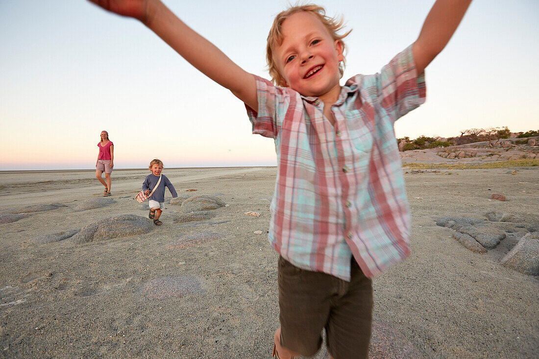 Jungen laufen auf Kamera zu, Kubu Island, Makgadikgadi Pans Nationalpark, Botswana