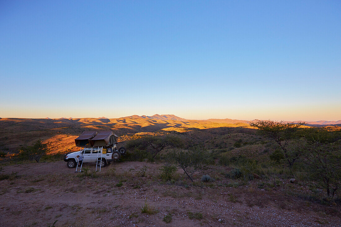 Geländewagen mit Dachzelt bei Sonnenaufgang, Gamsberg-Pass, Namibia