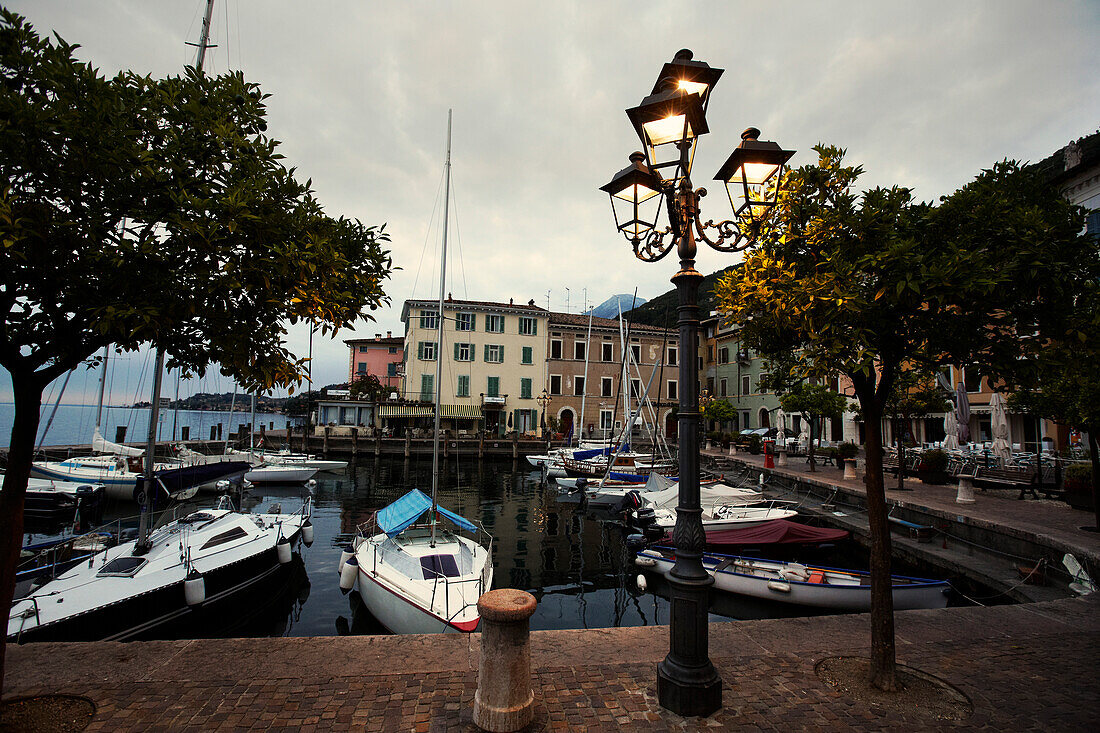 Boote im Yachthafen, Gargnano, Gardasee, Lombardei, Italien