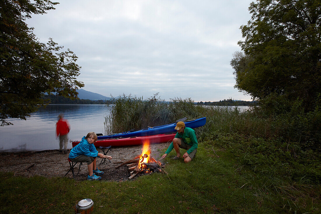 Familie am Lagerfeuer, Staffelsee, Seehausen, Oberbayern, Bayern, Deutschland