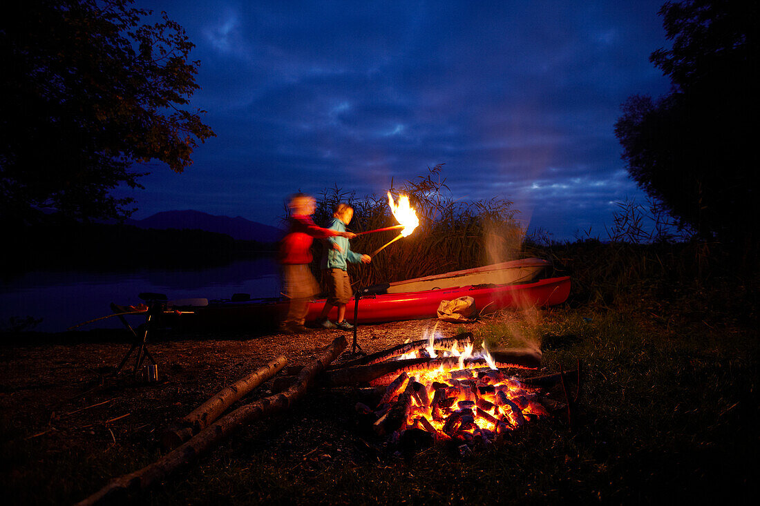 Kinder am Lagerfeuer, Staffelsee, Seehausen, Oberbayern, Bayern, Deutschland