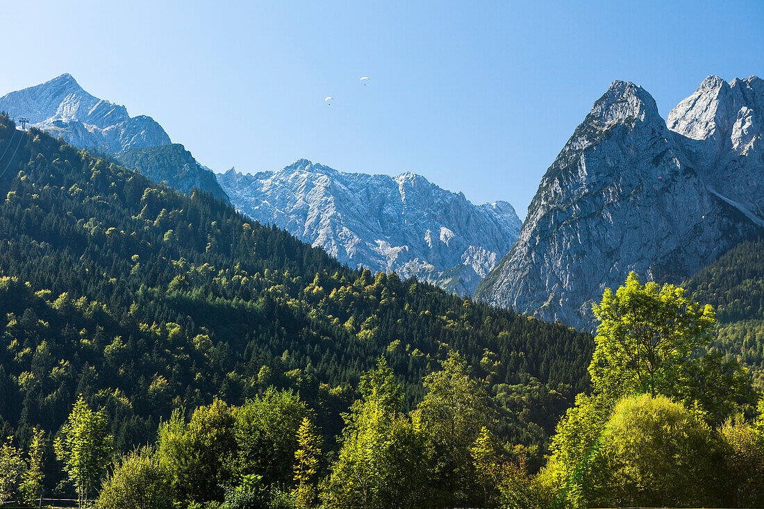 Gleitschirmflieger über dem Höllental zwischen Alpspitz und Waxenstein, Garmisch-Partenkirchen, Bayern, Deutschland