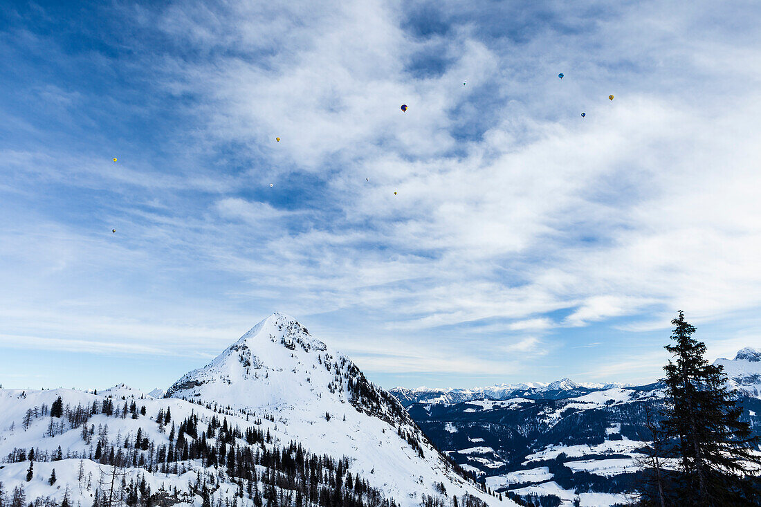 Heißluftballons über Tennengebirge, Salzburg, Österreich