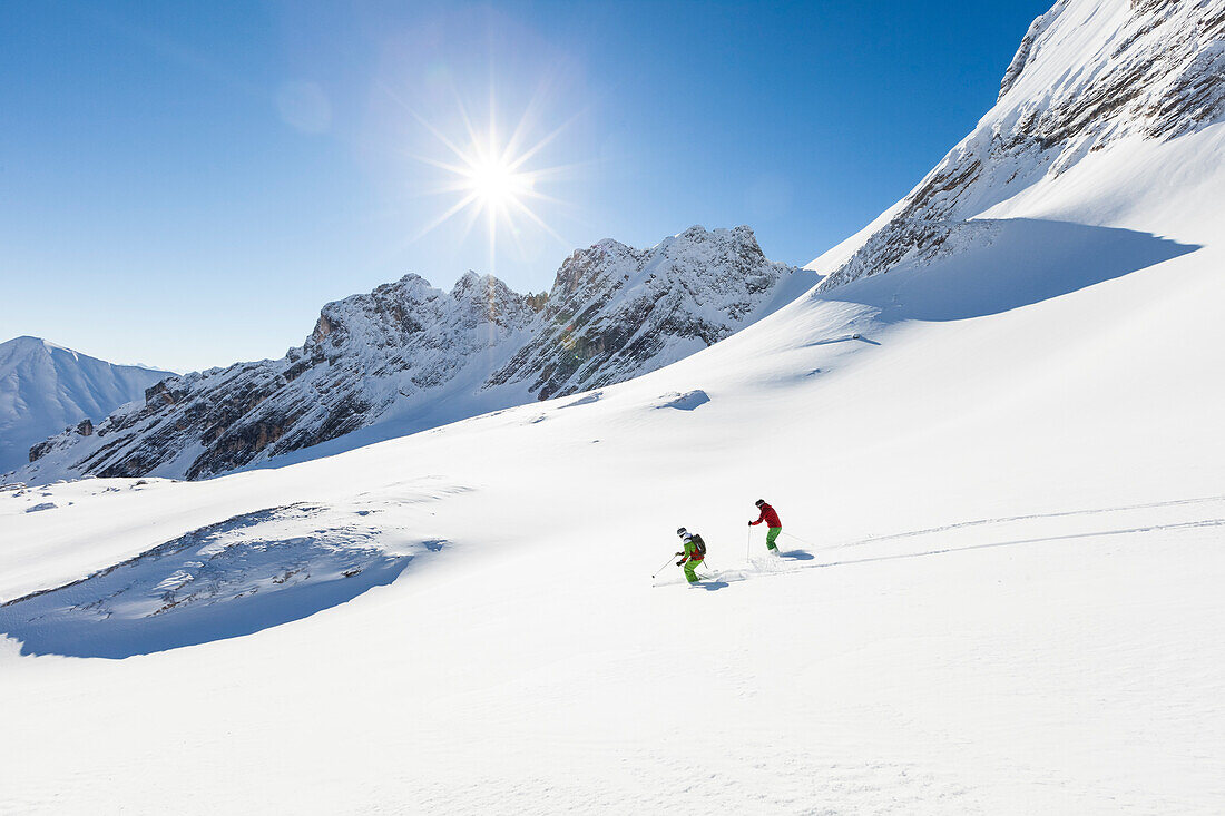 Zwei Skifahrer im Tiefschnee am Zugspitzplatt, Oberbayern, Deutschland