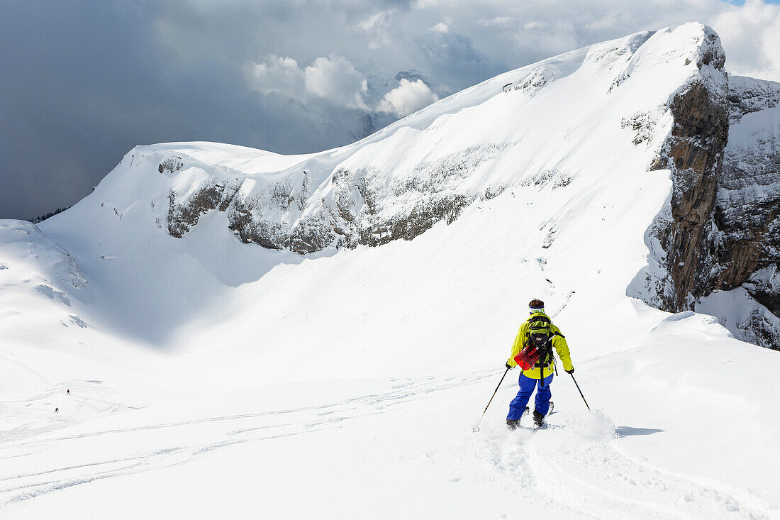 Skifahrer im Rofangebirge, Tirol, Österreich