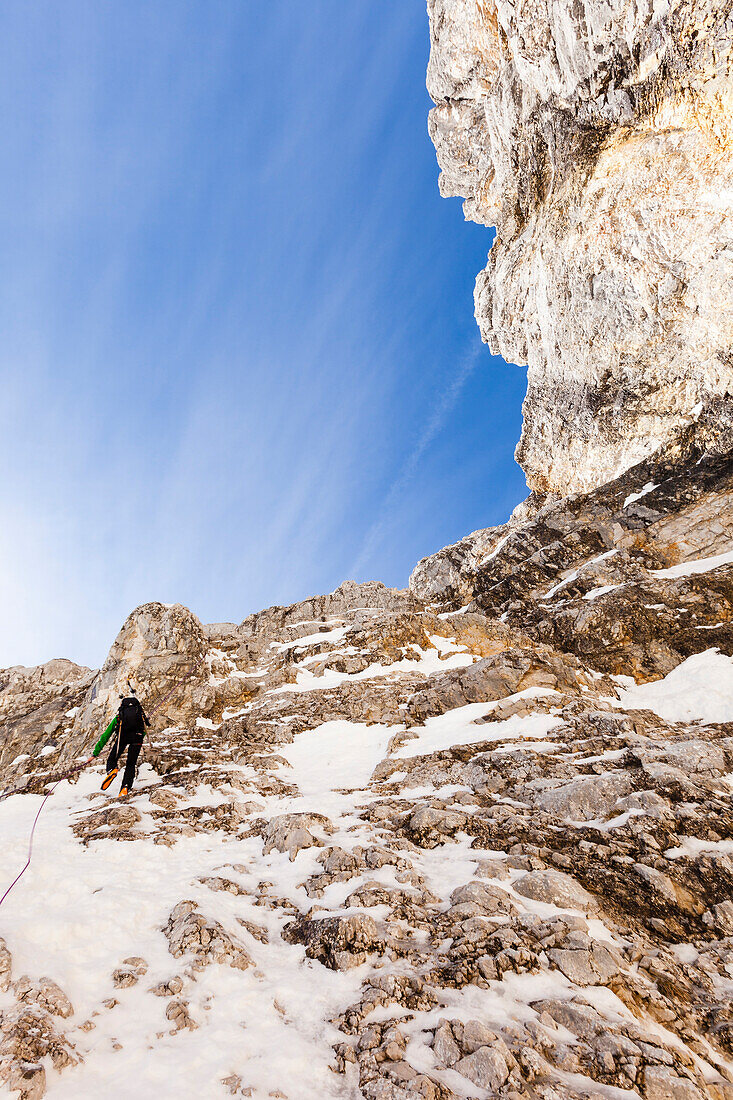 Ski mountaineer, rappeling, Neue-Welt-descent, Zugspitze, Ehrwald, Tirol, Austria