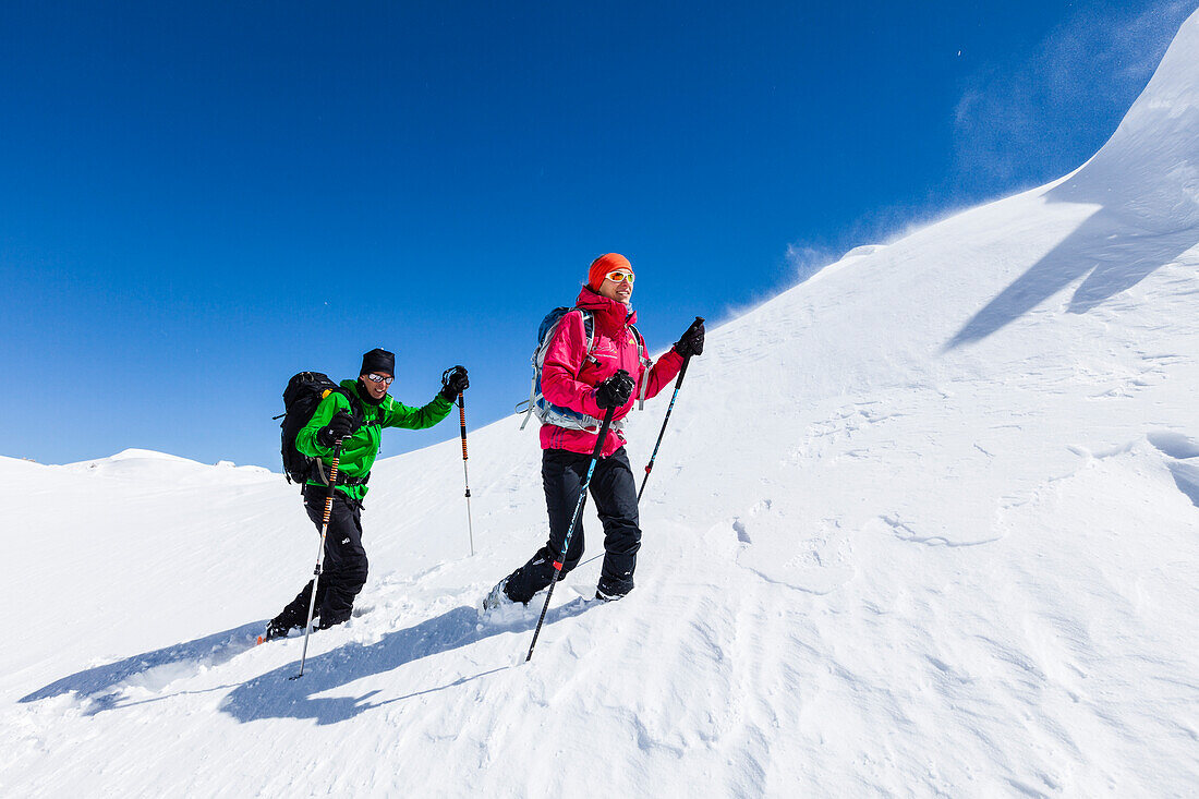 Young couple mountain climbing in Winter, Hochwannig, Mieminger Berge, Ehrwald Tirol, Austria