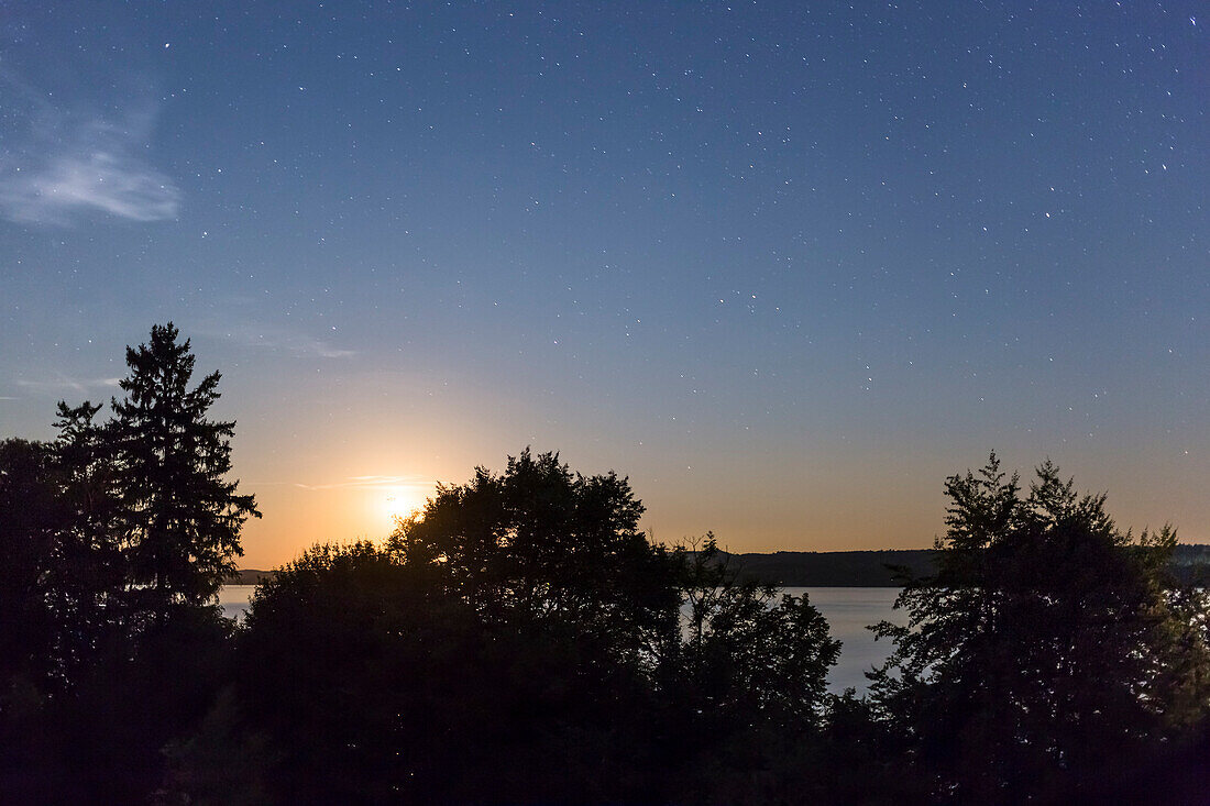 Monduntergang und Sternenhimmel über dem Starnberger See, Berg, Oberbayern, Deutschland