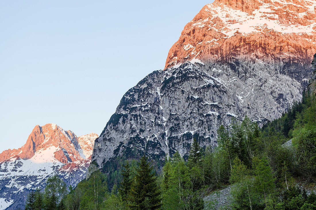 Falzthurntal bei Sonnenaufgang, im Hintergrund Lamsenspitze, Karwendel-Gebirge, Pertisau, Tirol, Österreich