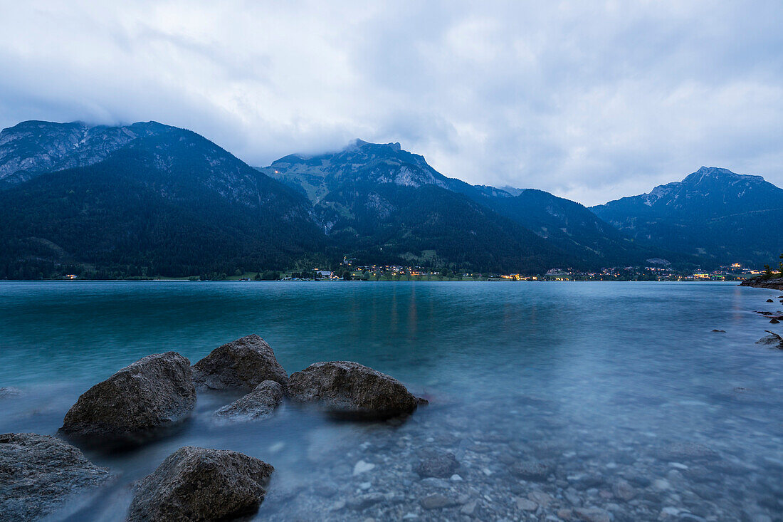 Achensee, Maurach und Rofangebirge bei Abenddämmerung, Tirol, Österreich