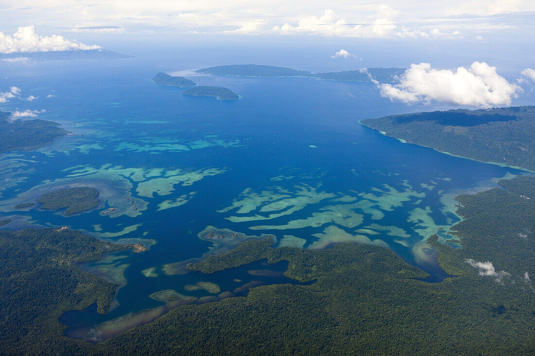 Inselwelt bei Kaimana, Triton Bay, West Papua, Indonesien