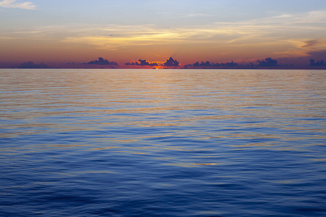 Sonnenuntergang ueber dem Meer, Kai Inseln, Molukken, Indonesien