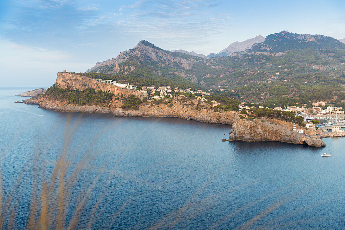 Küste mit Blick auf den Hafen, Mittelmeer, Serra de Tramuntana, Port de Soller, Mallorca, Balearen, Spanien, Europa