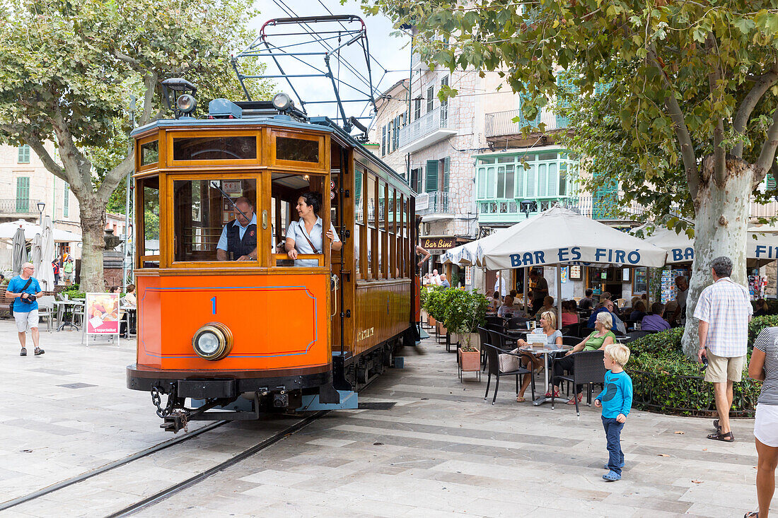 Roter Blitz, historische Straßenbahn verkehrt zwischen Port de Soller und Palma de Mallorca, Serra de Tramuntana, Soller, Mallorca, Balearen, Spanien, Europa